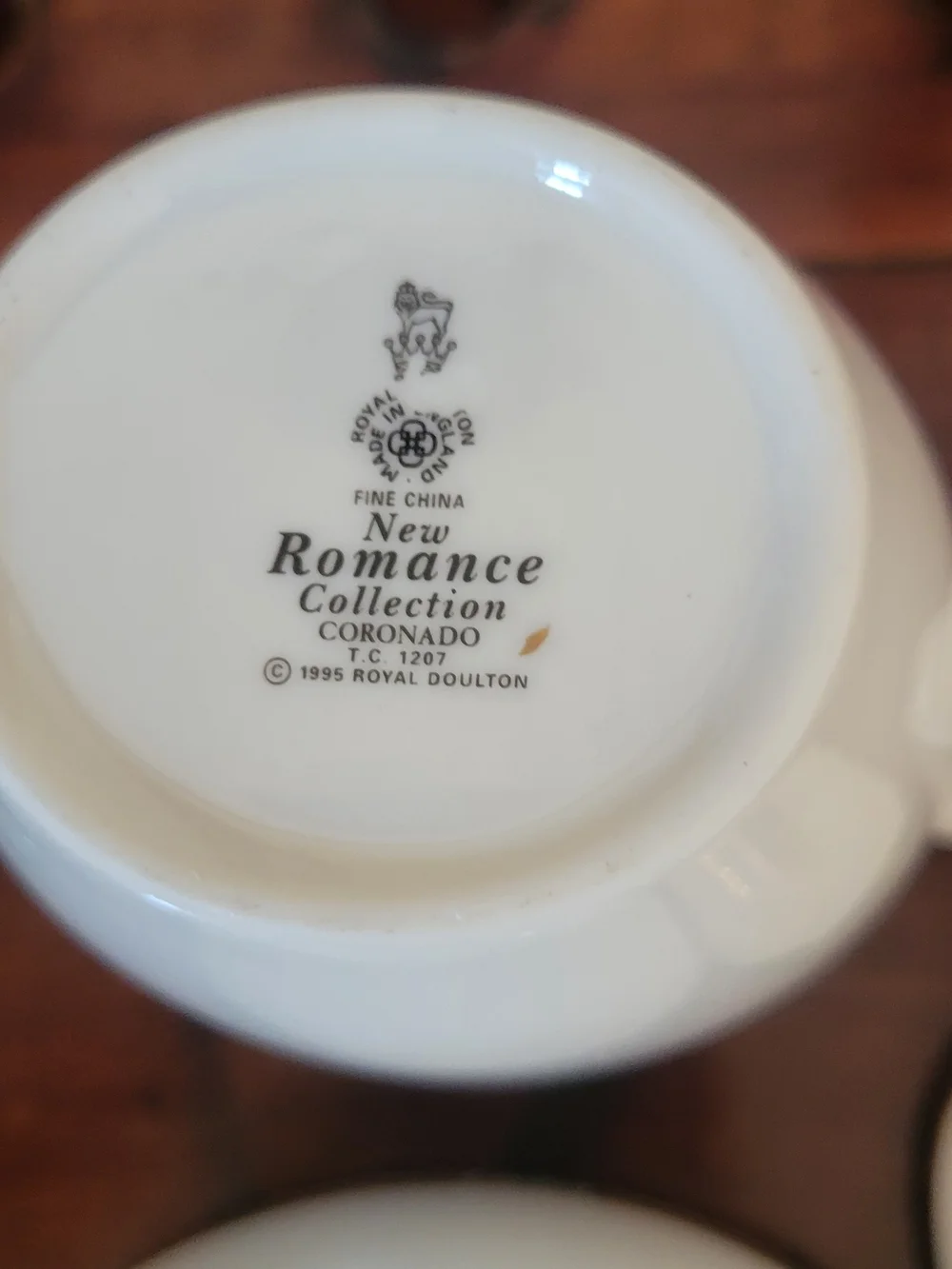 Royal Doulton New Romance Collection 'Coronado' Creamer and Covered Sugar Bowl